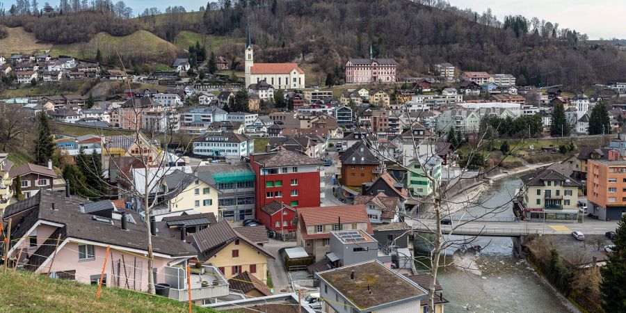 Blick in Richtung Osten auf Wolhusen mit der katholischen Kirche, dem Josefshaus hinten links und rechts der Emme.