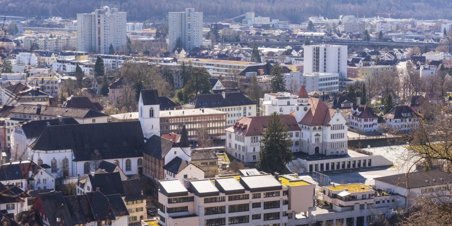 Die reformierte Stadtkirche und Schulhaus Stapfer in Brugg.