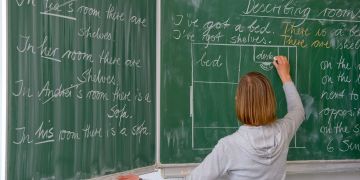 Lehrerin an einer Tafel