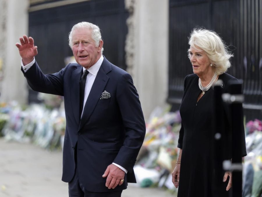 Der britische Monarch mit Gattin Camilla.