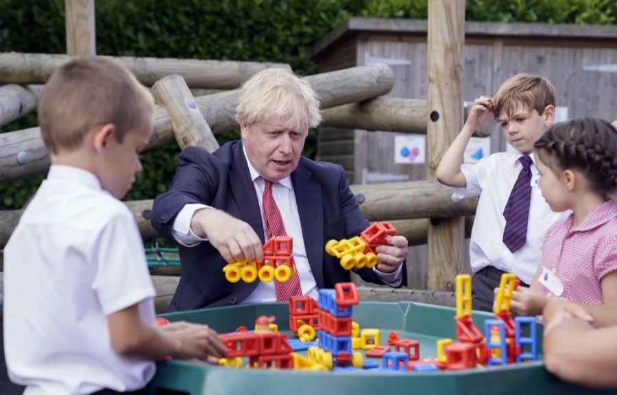 Ex-Premierminister Boris Johnson zu Besuch in einer Schule in Kent. Die britische Regierung will das Schulsystem mit Milliarden-Investitionen unterstützen.