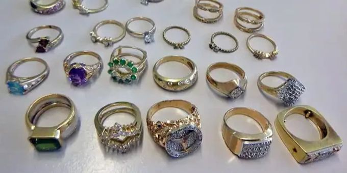 Ein Rentner in Deutschland darf den von ihm gefundenen Schmuck behalten. good news rentner schmuck