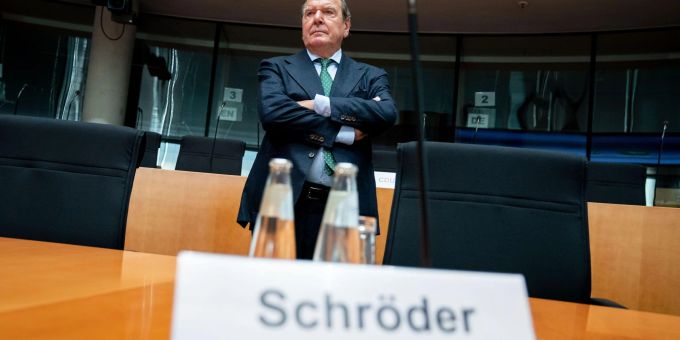 Altkanzler Gerhard Schröder steht auch wegen seiner Nähe zur russischen Öl- und Gaswirtschaft in der Kritik. Altkanzler Gerhard Schröder steht auch wegen seiner Nähe zur russischen Öl- und Gaswirtschaft in der Kritik.