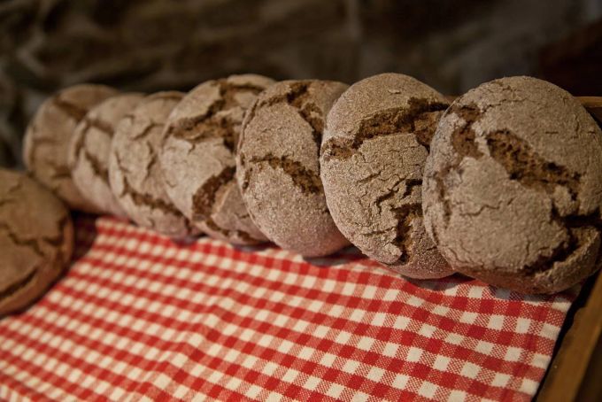 Zum Roggenbrot-Workshop gehören auch ein kleiner Dorfrundgang, die Verköstigung von lokalen Spezialitäten und 2–3 Brote pro Person zum Mitnehmen. sdf