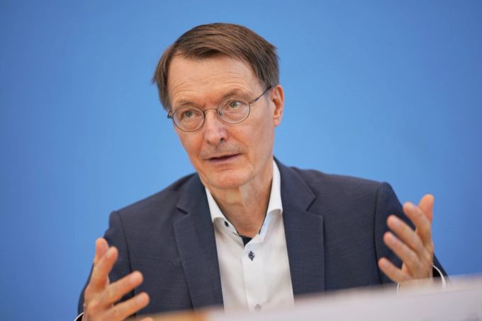 Anders als der Kanzler und die FDP wollte Bundesgesundheitsminister Karl Lauterbach (SPD) bei einer grossen Corona-Welle im Herbst auch Schulschliessungen nicht ausschliessen. Coronamassnahmen Lauterbach