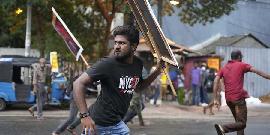 Regierungsgegner protestieren Ende August in Colombo. Foto: Eranga Jayawardena/AP/dpa