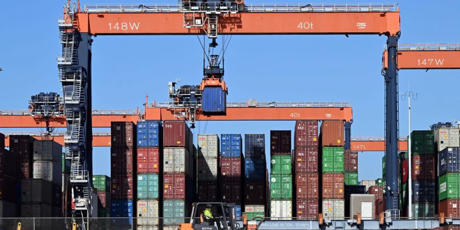 Produkte, die nachweislich unter Zwangsarbeit hergestellt wurden, sollen nach einem Vorschlag der Europäischen Kommission nicht mehr in der EU verkauft werden dürfen.