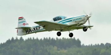 Sportflugzeug über Wald