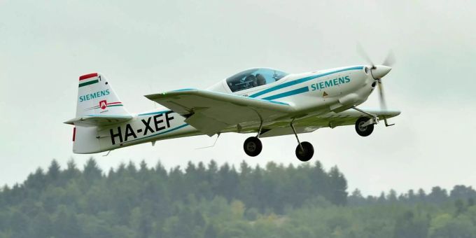 Im Sportflugzeug befanden sich zwei Passagiere, die nun tot sein sollen (Symbolbild). Im Sportflugzeug befanden sich zwei Passagiere, die nun tot sein sollen (Symbolbild).
