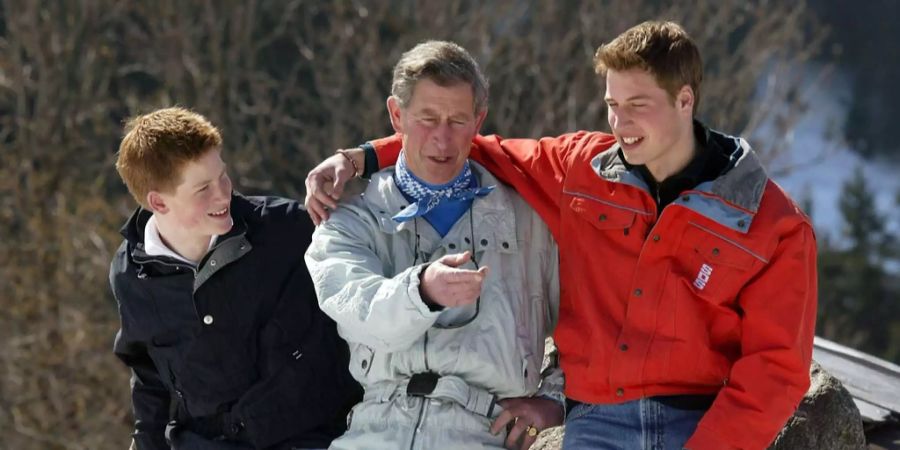 Ein Schnappschuss von Prinz Harry (l.), Vater Prinz Charles (M.) und Bruder Prinz William (r.) während ihrer Skiferien in Klosters (GR).