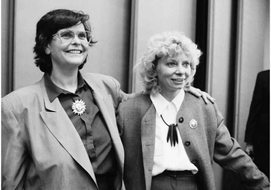 Ruth Dreifuss und Christiane Brunner bei ihrer Zweierkandidatur für das freiwerdende Bundesratsamt, am 9. März 1993.