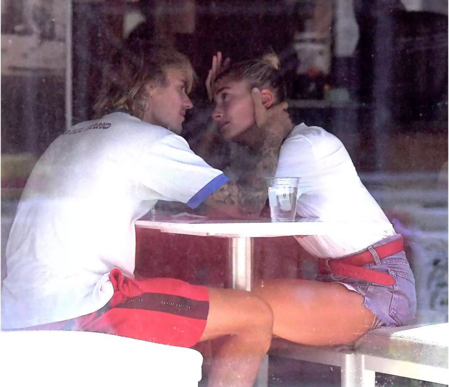 Justin Bieber tröstet seine Verlobte Hailey Baldwin in einem Restaurant in New York.