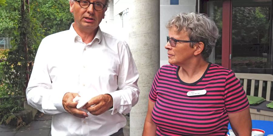 Brigitte Röösli, Leiterin Pflege Ergaten / Talbach und Bernhard Liepelt, Leiter des Alterszentrums Park, erläutern die Philosophie der geschützten Wohngruppe für Menschen mit Demenz - zvg Stadt Frauenfeld