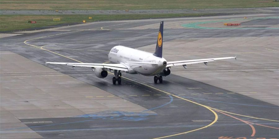 Ein Flugzeug in Frankfurt macht sich auf den Weg um abzuheben.