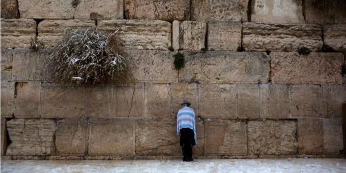 Glück im Unglück: Eine Frau war gerade an der Klagemauer am Beten, als ein riesiger Stein neben ihr einschlug (Symbolbild). Glück im Unglück: Eine Frau war gerade an der Klagemauer am Beten, als ein riesiger Stein neben ihr einschlug (Symbolbild).