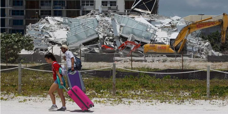 Auf Grund von Trümmern des eingestürzten Hauses, werden Fussgänger von der Collins-Allee auf den Strandweg umgeleitet.