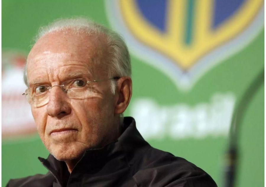 An der Seitenlinie steht Mario Zagallo.