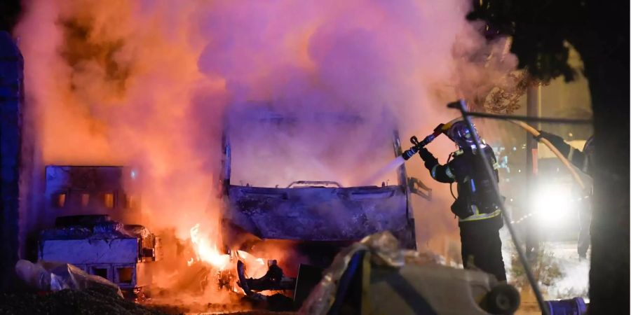 Die Feuerwehr hat viel zu tun: In der Nacht auf Freitag brannten in Nantes (FRA) 50 Autos.