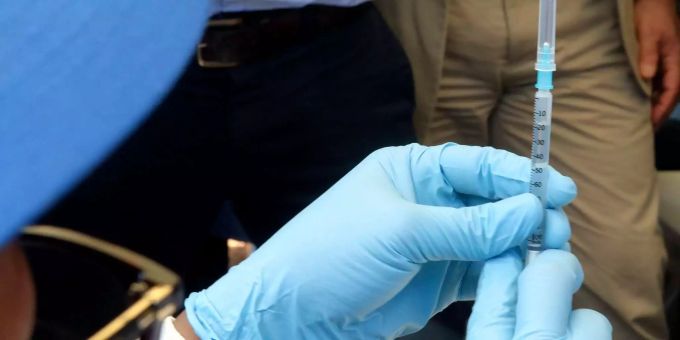 Eine Person mit einer Spritze gegen das Coronavirus. (Symbolbild) Deutsche Akademie der Naturforscher