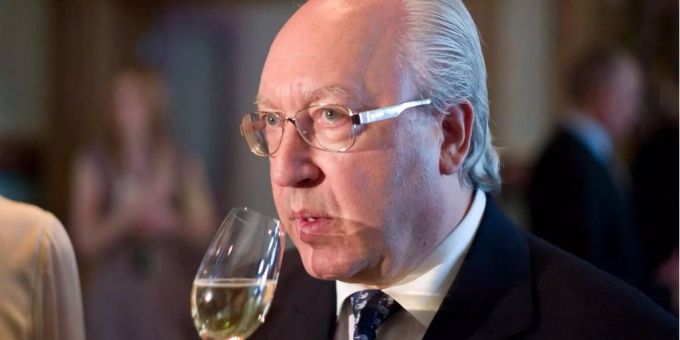 Bald schon ausgeschlürft? Urs E. Schwarzenbach muss eine höhere Millionen-Busse bezahlen. Urs Schwarzenbach