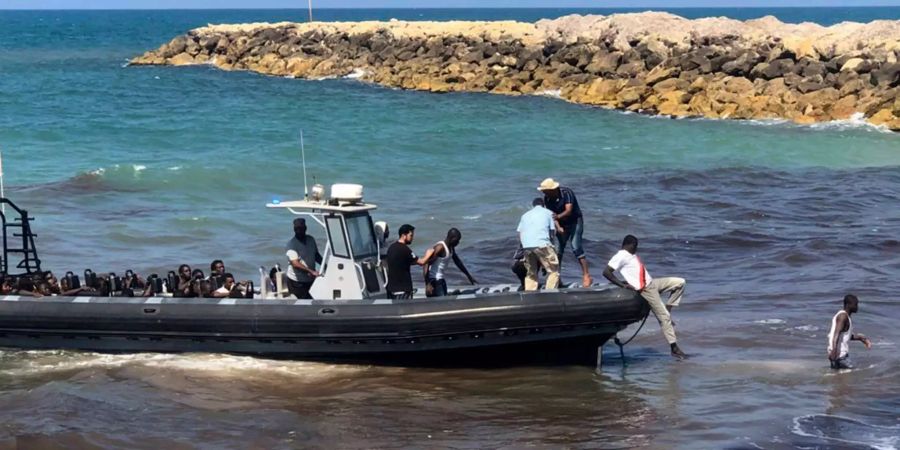 Flüchtlinge verlassen ein Rettungsboot in Libyen.