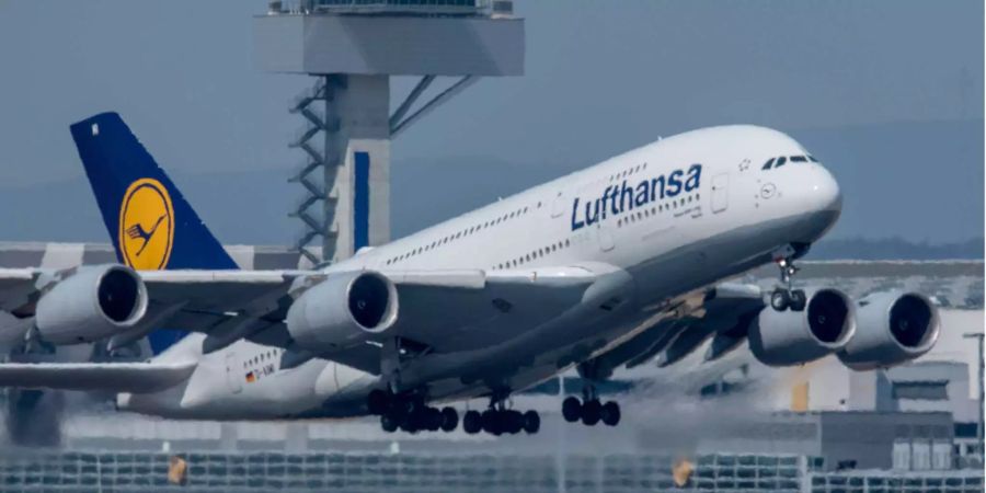 Hitze von 34 Grad lässt die Konturen eines startenden Airbus A-380 der Lufthansa unscharf erscheinen.