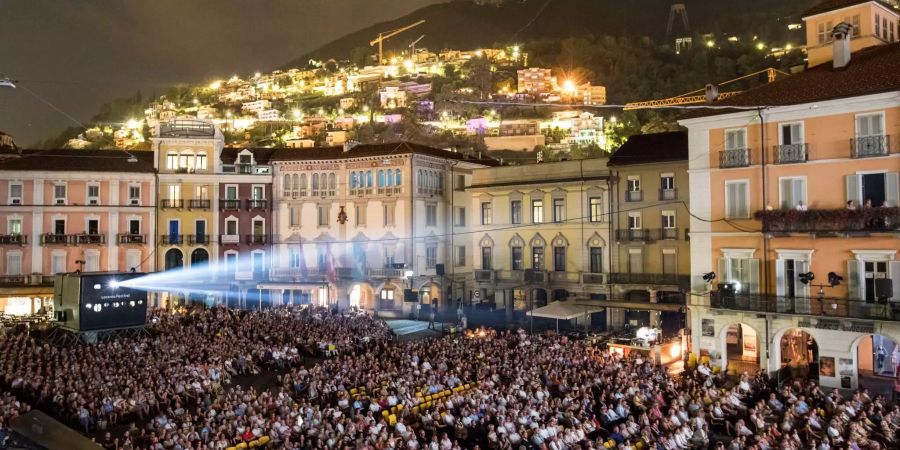 Der Piazza Grande in Locarno ist voll von Zuschauern.