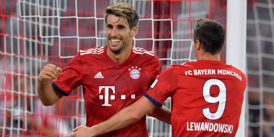 Javi Martinez (l) und Robert Lewandowski vom FC Bayern München jubeln nach dem 1:0 Treffer in der 2. Halbzeit durch Martinez.