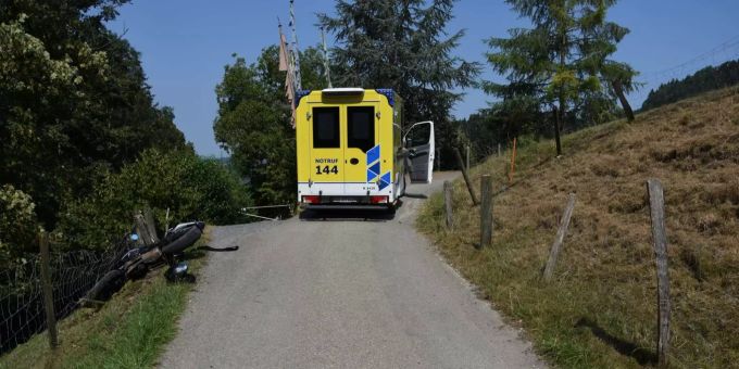 Der Töfflenker wurde leicht verletzt ins Spital gebracht. Der Töfflenker wurde leicht verletzt ins Spital gebracht.