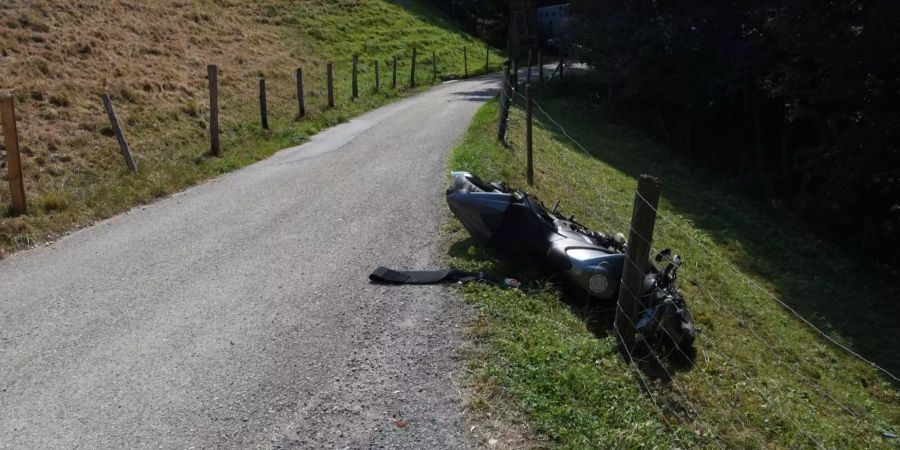 Der Töff stürzte in Lichtensteig zu Boden und wurde gegen einen Zaun geschleudert.