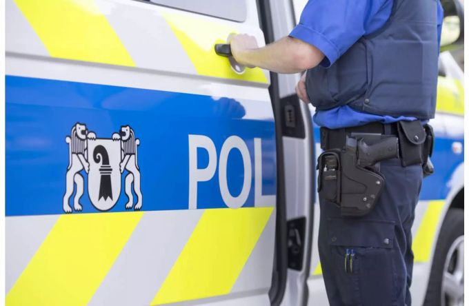 Nahaufnahme eines Polizeiautos der Stadt Basel. Nahaufnahme eines Polizeiautos der Stadt Basel.