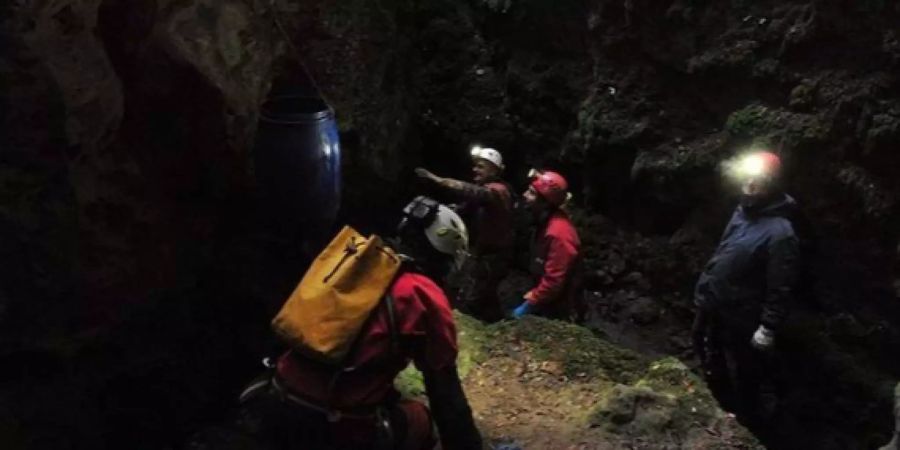 Bei der Rettungsaktion kommt ein Taucher ums Leben.