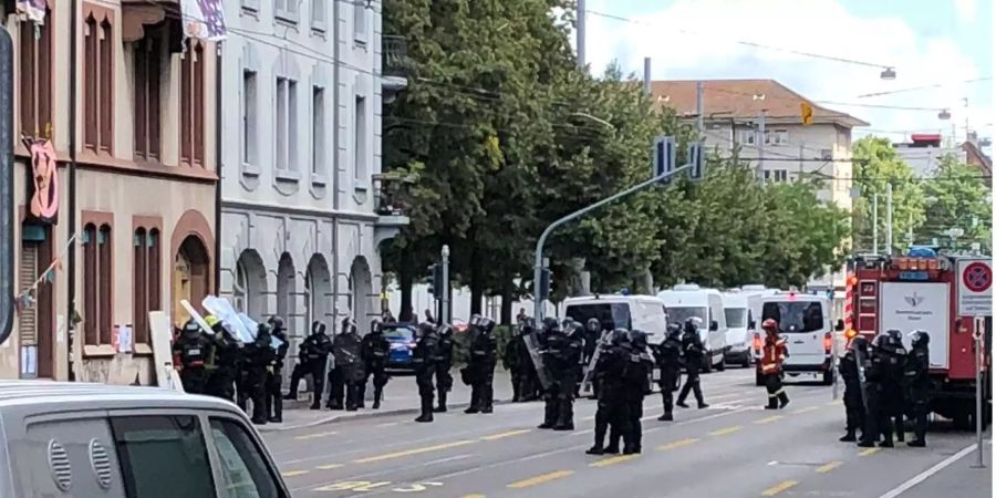 Die Basler Polizei ist bereit, das Haus zu räumen.