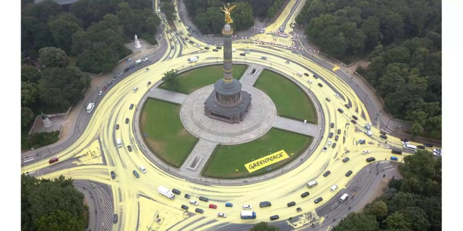 Die Aktivisten von Greenpeace haben in Berlin die Strassen rund um die Siegessäule gelb gefärbt.