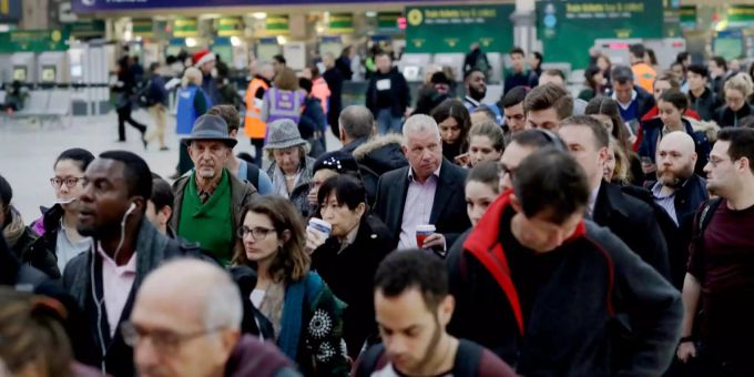Fluggäste warten nach ihrer Ankunft am Flughafen London Gatwick auf den Zug. (Symbolbild) Fluggäste warten nach ihrer Ankunft am Flughafen London Gatwick auf den Zug. (Symbolbild)