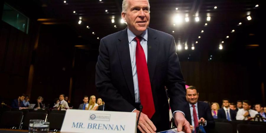 Der damalige CIA Direktor John Brennan nimmt bei seiner Anhörung vor dem Geheimdienstausschuss in Washington seinen Platz ein. Er wurde zu den operativen Fähigkeiten des IS befragt.