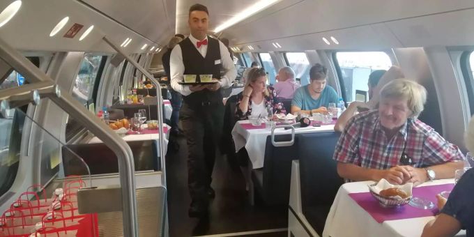 Thai Curry, bitte - So feudal essen Zuggäste im neuen SBB-Speisewagen