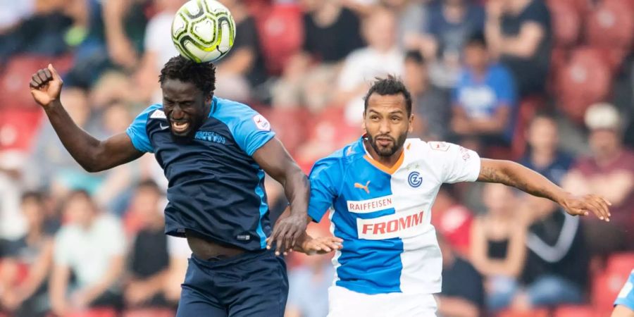 Zürichs Jagne Pa Modou (l.) spielt um den Ball mit Grasshopper Jeffren Suarez im Fussball Meisterschaftsspiel der Super League zwischen dem Grasshopper Club Zürich und dem FC Zürich im Letzigrund.