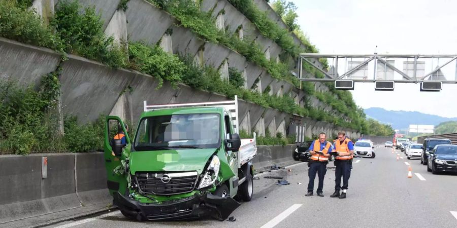 Der beschädigte Lieferwagen.