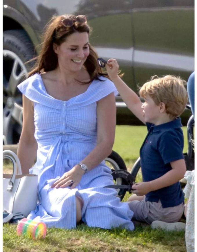 Prinz George bei einem Ausflug mit Herzogin Kate. Kate George