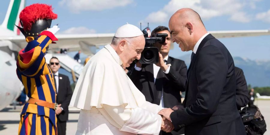 Ein freundlicher Händedruck zwischen Bundespräsident Alain Berset und Papst Franziskus.