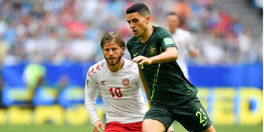 Lasse Schöne aus Dänemark (l) versucht, Tom Rogic aus Australien den Ball abzunehmen.