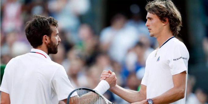 Alexander Zverev gratuliert Ernest Gulbis in der dritten Runde von Wimbledon zum Sieg. Alexander Zverev gratuliert Ernest Gulbis in der dritten Runde von Wimbledon zum Sieg.