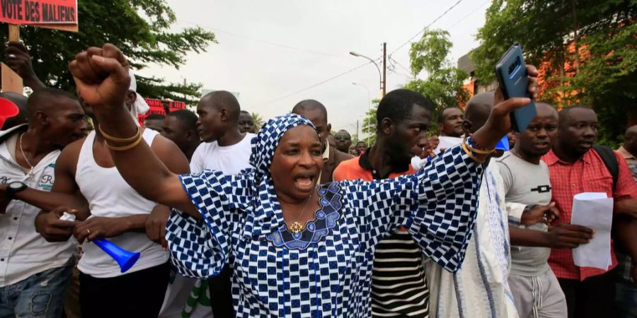 Supporter der Opposition protestieren auf den Strassen von Bamako.