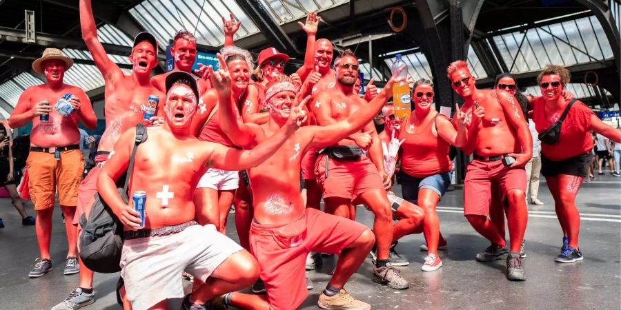 Techno-Fans haben sich im Züricher Hauptbahnhof versammelt.