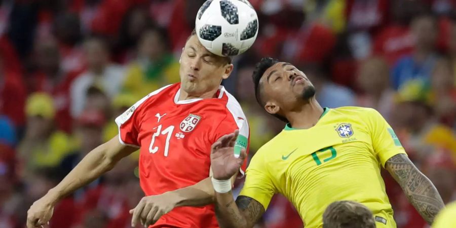 Brasiliens Paulinho (l.) im Kopfballduell mit Matic.