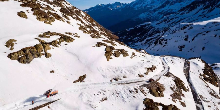 Wegen einer Lawine war der Pass über dem Grossen St. Bernhard am Dienstag nicht passierbar.