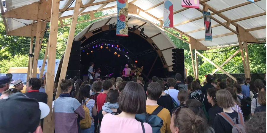 Die Festival-Besucher geniessen die Musik.