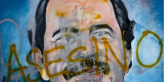 Eine Wandmalerei mit dem Gesicht des Präsidenten Ortega ist mit dem Schriftzug «Mörder» überzogen. Eine Wandmalerei mit dem Gesicht des Präsidenten Ortega ist mit dem Schriftzug «Mörder» überzogen.