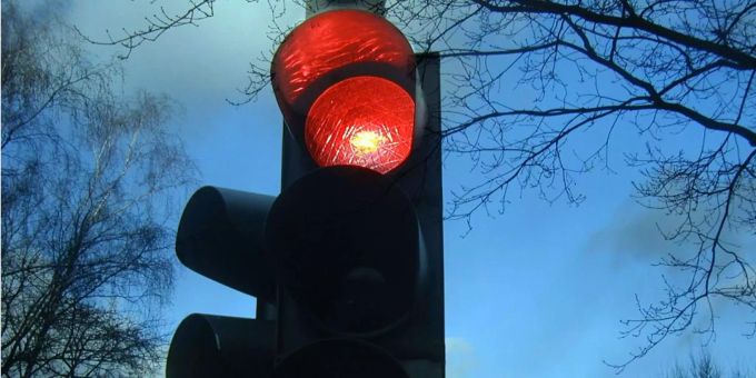 Eine rote Ampel leuchtet vor blauem Himmel. (Symbolbild) tierarztpraxis